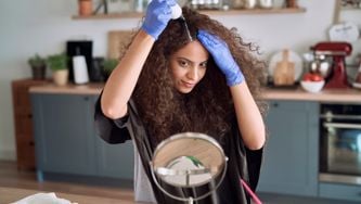 Cheveux: la coloration maison sans souci
