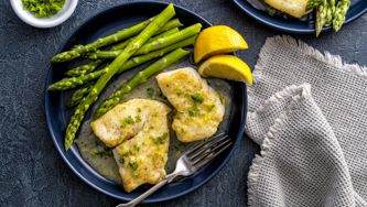 Darnes de flétan à la sauce au vin blanc