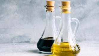 Vinaigre balsamique : quelle différence entre le foncé et le blanc ?