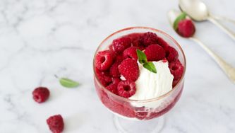 Glace à la vanille, framboises au vin rouge et crumble