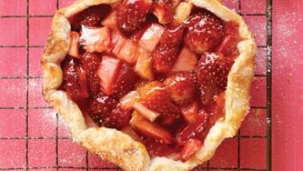 Petites tartes à la rhubarbe et aux fraises