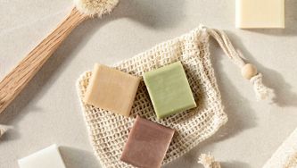 Cosmétiques solides: nos meilleurs alliés pour voyager