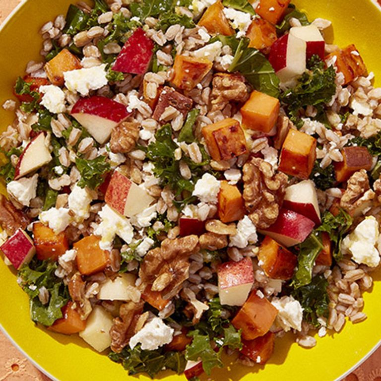 Salade de farro, de chou frisé, de patate douce et de pomme