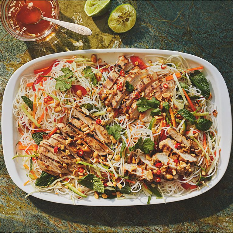 Salade de vermicelles au poulet grillé, aux légumes et à la menthe