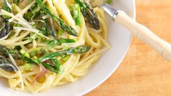 Spaghettis et asperges à la carbonara