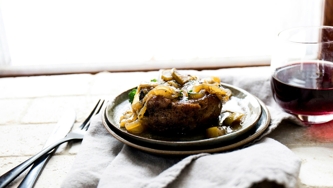 Palette de boeuf braisée à l'oignon et au thé