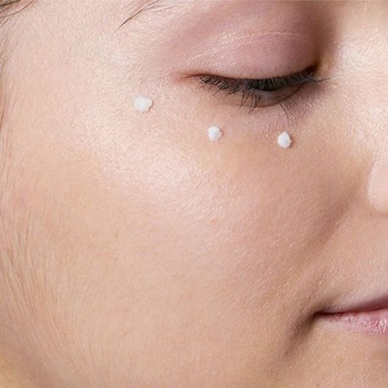 Avez-vous vraiment besoin d'une crème pour le contour des yeux?