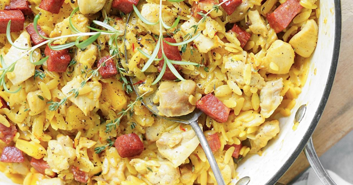 Orzo au chorizo, aux tomates et aux hauts de cuisse de poulet - Châtelaine