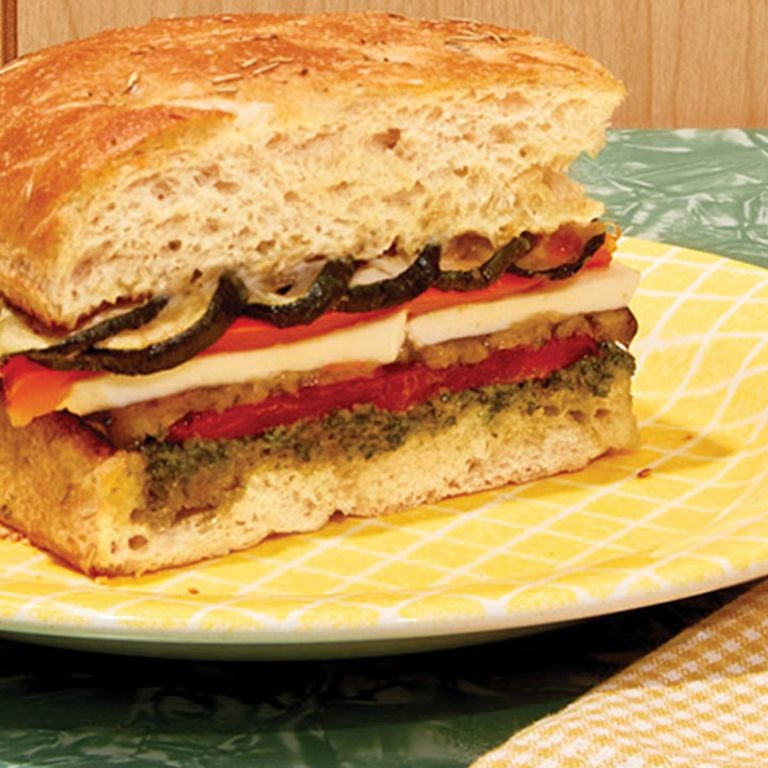 Sandwich aux légumes rôtis avec pesto et mozzarella