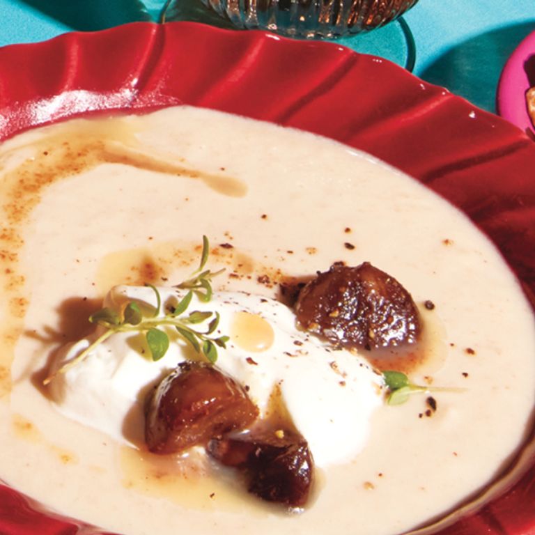 Soupe au céleri-rave et au chou-fleur garnie de châtaignes rôties au beurre brun