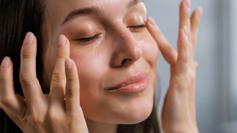 Avez-vous vraiment besoin d'une crème pour le contour des yeux?