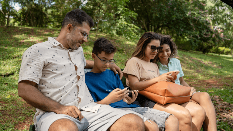 Pourquoi les familles d’ici repensent leurs forfaits téléphoniques – et pas seulement pour économiser