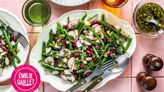 Salade de haricots verts, sauce aux herbes et aux câpres