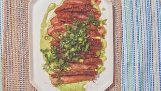 Bavette grillée au cumin, sauce aux herbes fraîches