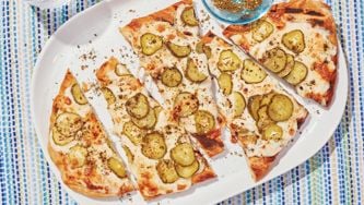 Pains plats aux cornichons et au zaatar