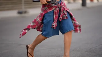 Comment porter une chemise à carreaux en flanelle sans ressembler à un bûcheron