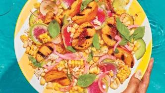 Salade de pêches grillées, maïs frais et feta