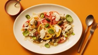 Salade de tomates, vinaigrette crémeuse au thon