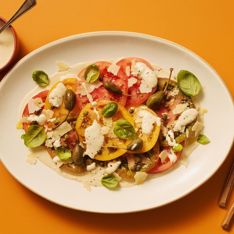 Salade de tomates, vinaigrette crémeuse au thon