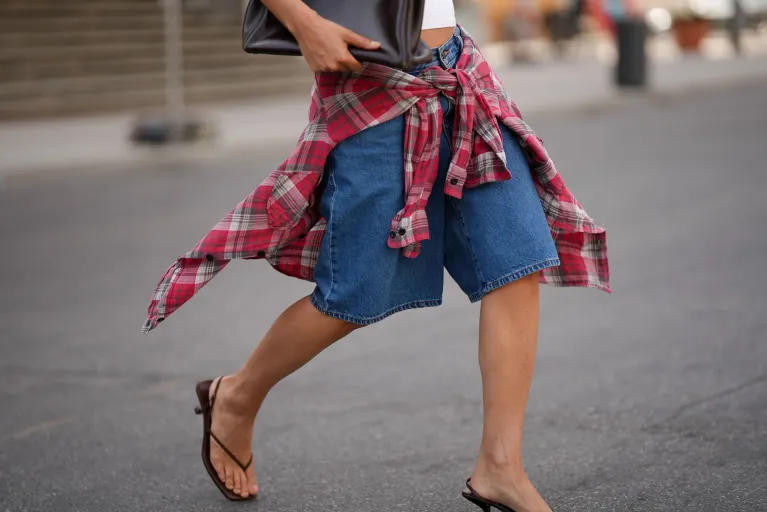 Comment porter une chemise à carreaux en flanelle sans ressembler à un bûcheron