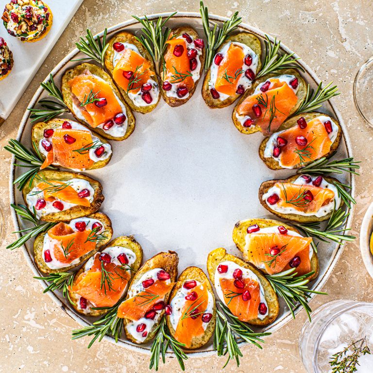 Bouchées de pommes de terre, saumon fumé et crème sure à l’aneth