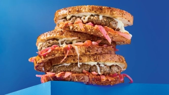 Sandwich grillé au bœuf et aux oignons épicés