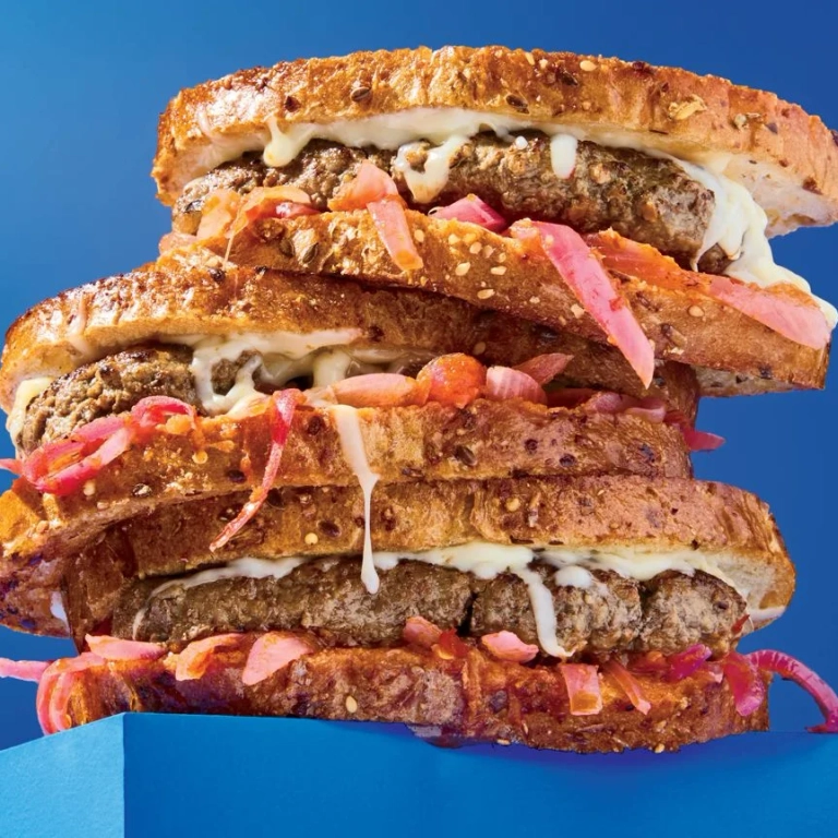 Sandwich grillé au bœuf et aux oignons épicés