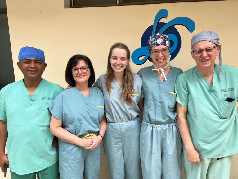 Chirurgie vaginale: des Québécoises à la rescousse de mères à Madagascar