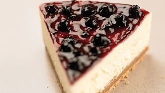 Gâteau au fromage au miel et à la compote de bleuets sauvages