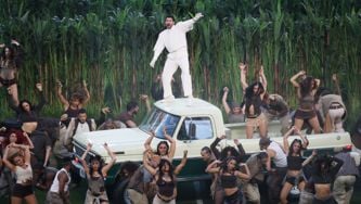 Bad Bunny surprend en Zara au Super Bowl