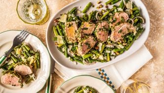 Salade d’asperges et filet de porc en croûte d’herbes