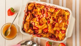 Pouding au pain, aux fraises et à l’érable