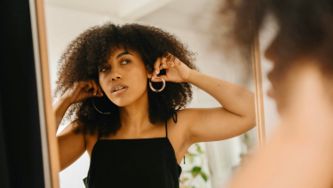 Lobes tombants: les astuces pour les camoufler (et les éviter!)