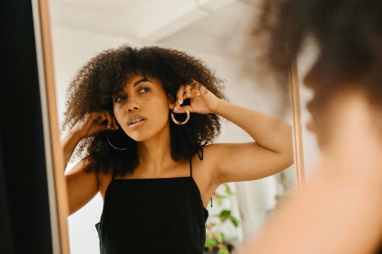 Lobes tombants: les astuces pour les camoufler (et les éviter!)