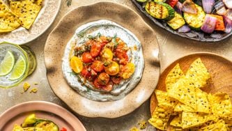 Trempette passe-partout à la crème sure, à l’aneth et aux tomates râpées