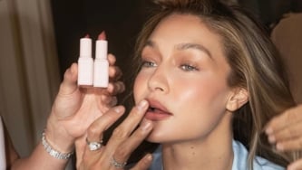 «Suede Skin»: tout ce qu’il faut savoir sur la nouvelle tendance maquillage de l’heure
