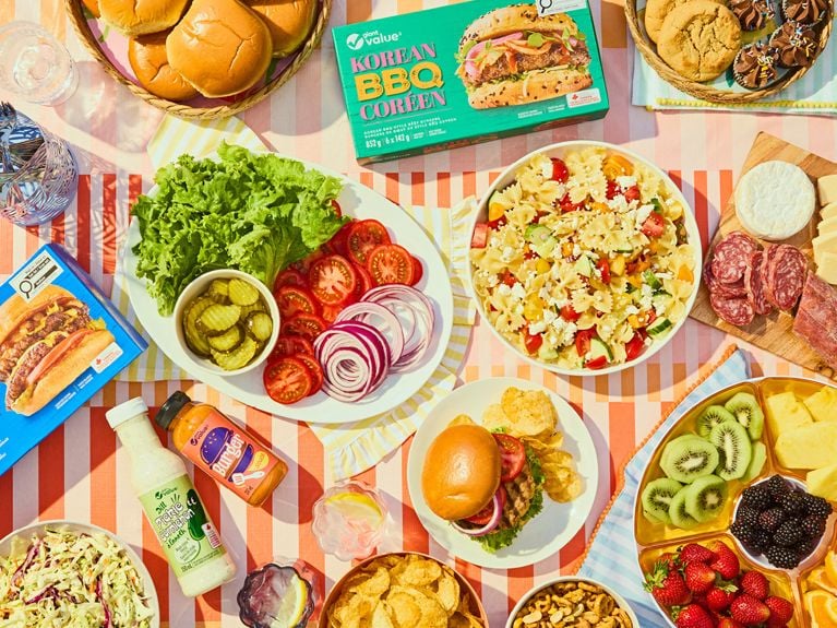 Plaisirs d’été à prix doux : guide pour recevoir sans se ruiner