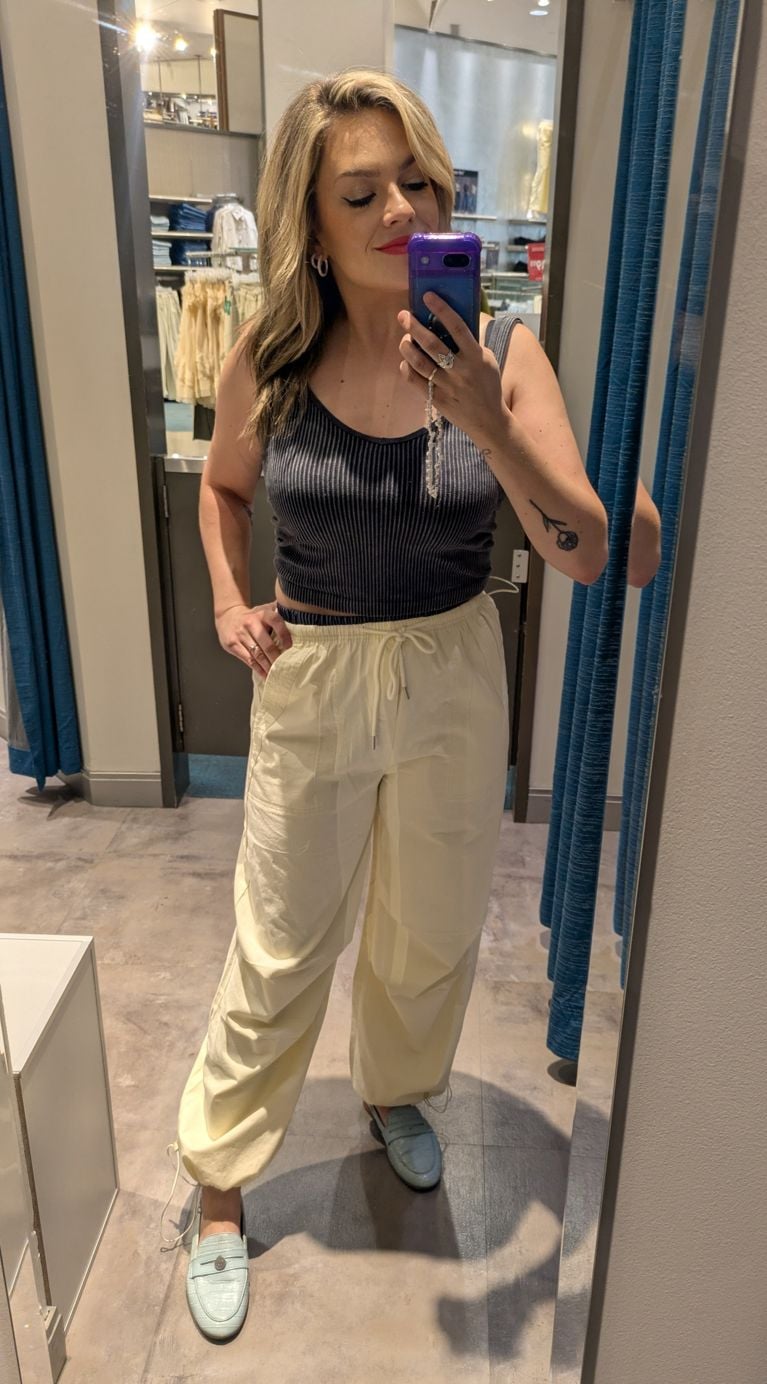 Tendance pantalon à cordon: 8 modèles essayés pour vous