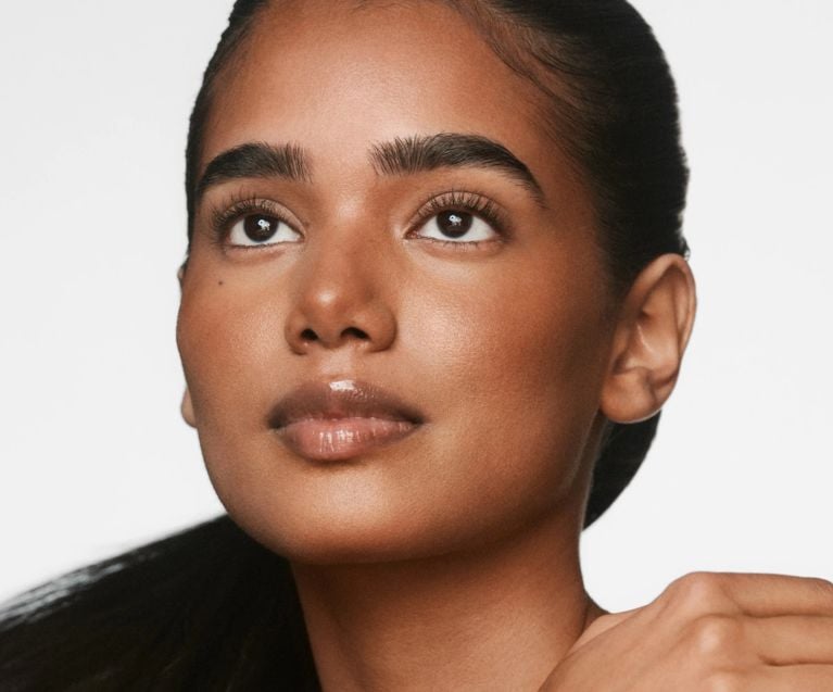 «Suede Skin»: tout ce qu’il faut savoir sur la nouvelle tendance maquillage de l’heure