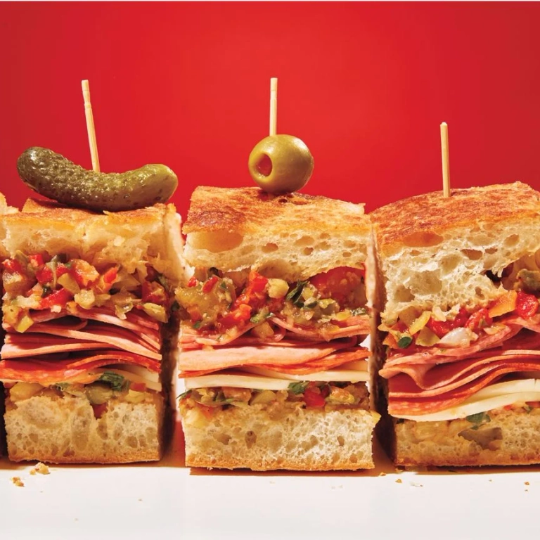 Sandwich géant aux charcuteries (muffuletta)