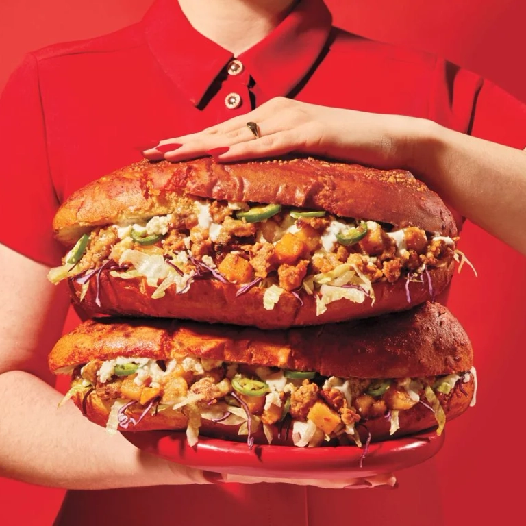 Pambazos au chorizo (sandwichs au chorizo trempés dans la salsa)